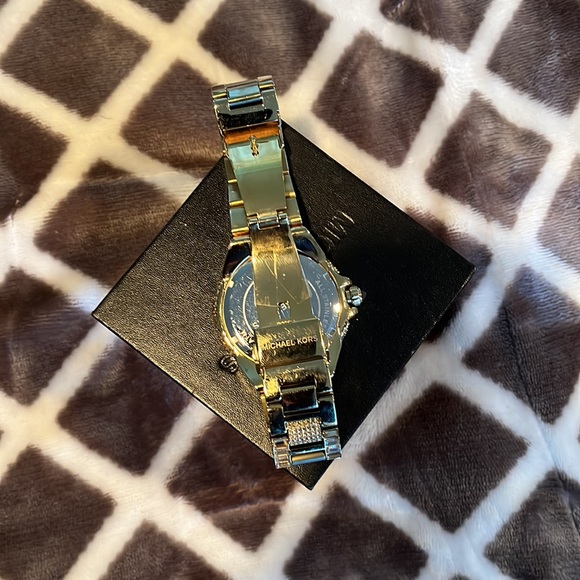 Michael Kors - Picture 2 of 3